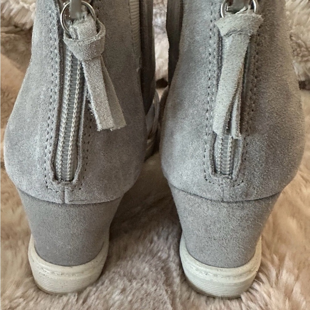 Soft Brand Women’s Gray Neutral Suede Strappy Block Heel Sandals 8.5 M - Picture 8 of 9